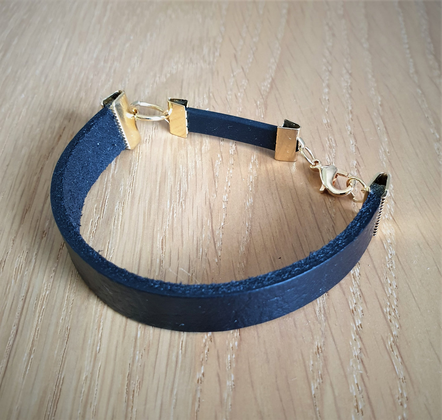 Armbandet Läderbandet