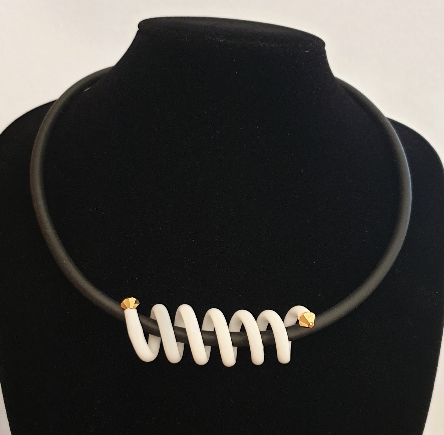 Halsband Vit spiral