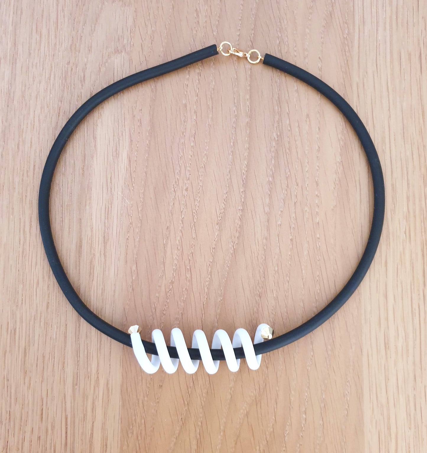 Halsband Vit spiral